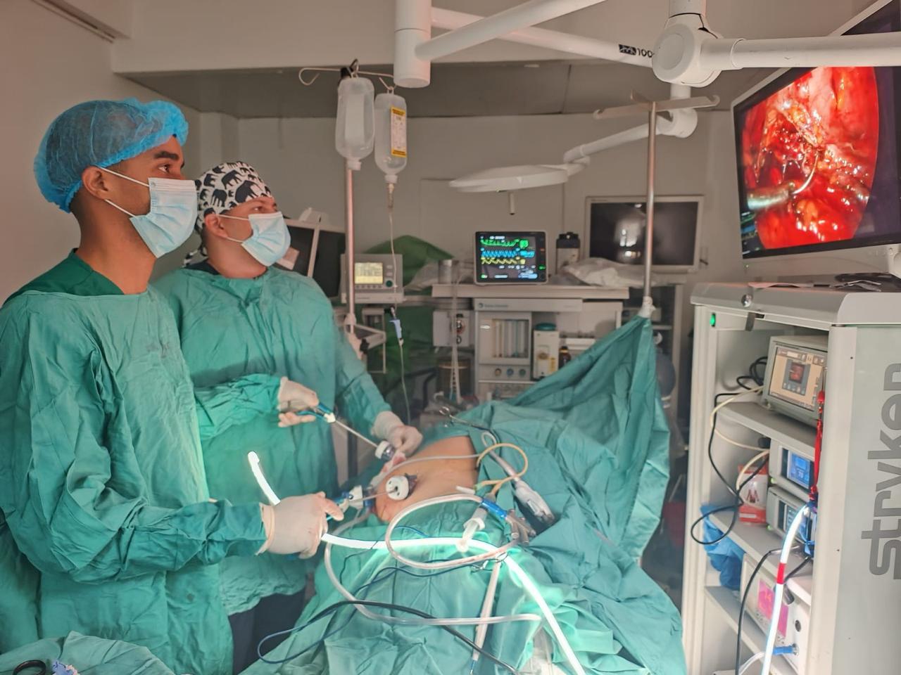 Dr. Vargas realizando cirugia laparoscopica