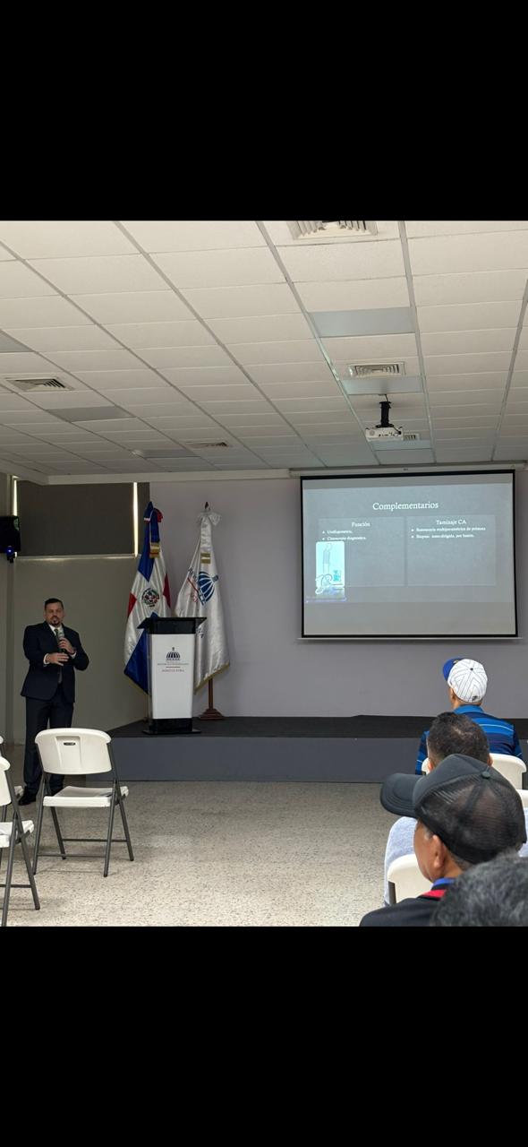 Dr. Vargas dando conferencia medica