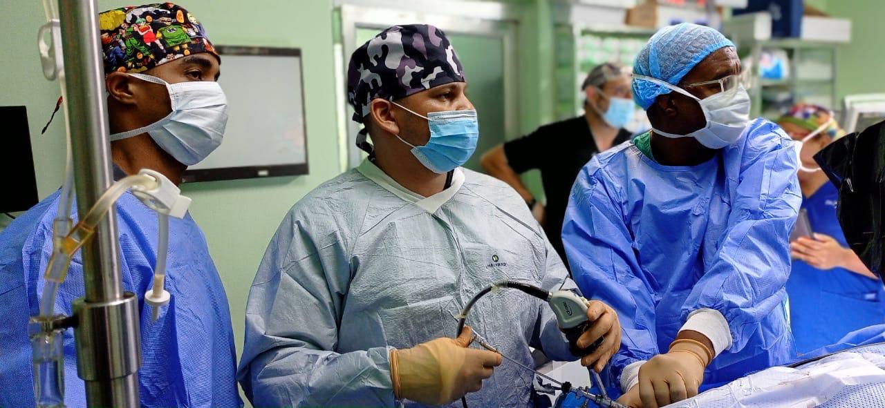 Dr. Vargas con equipo quirurgico en cirugia laparoscopica